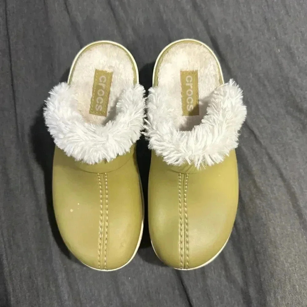 CROCS Kids Slippers in Yellow with White Fur
